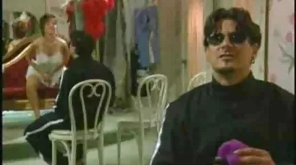 ركض الحورية كس محارم عرب خلف الزبون وما زال يصطدم بقضيب أسود.