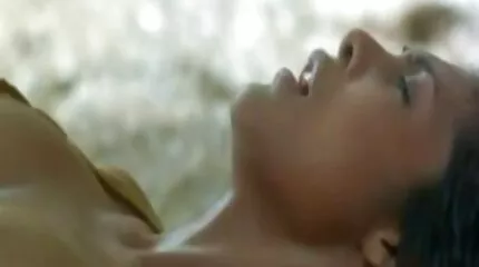 فتاة نحيفة تُدخل سكس عربي محارم حقيقي قضيبين في شرجها