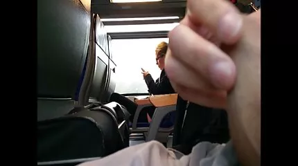 يخرج فيديو سكس عربي محارم الرجال إلى الطبيعة