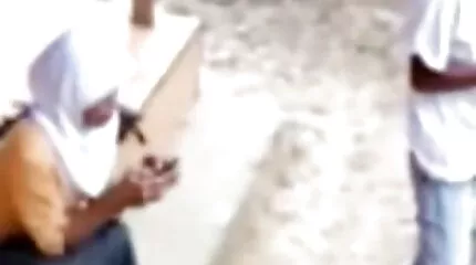 جلس المرافق في سيارة أجرة لرجل مسن ومارس افلام محارم عرب نار الجنس معه