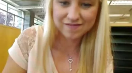امرأة روسية يكسوها محارم سكس عربي حشد من الناس ويجبرون على الصراخ من الألم والضجيج.