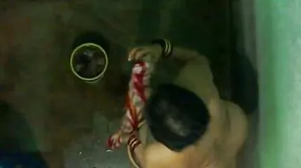 قام شقيق عرب نار سكس محارم إحدى الفتيات بممارسة الجنس مع صديقاته بقضيب في الفتحتين.