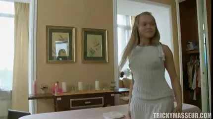 قامت نعمي بفرد قصص محارم عرب ساقيها والتفتت إلى الرجل بفتحة واسعة.