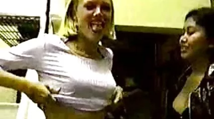 مشاهد فاسدة على شاطئ ريو البري - شاهد هذا الفيلم عبر الإنترنت على Porn.FLV. سكس عربي محارم فيديو