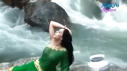 Igrunya عرب نار قصص محارم يلعب المقالب مع الفائز أناكوندا الأربية.