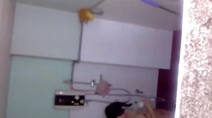 مارس الجنس بجنون مع فتاة بيضاء على سكس عربي امهات سرير ناصع البياض.