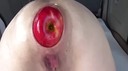 عاهرة ذات كس مبلل تعطي نفسها لتُضاجع في سكس عربي تويتر محارم المهبل