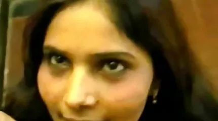 الحورية المدبوغة مع أسلاك التوصيل المصنوعة عرب نار محارم على رأسها تنفجر مع رجل